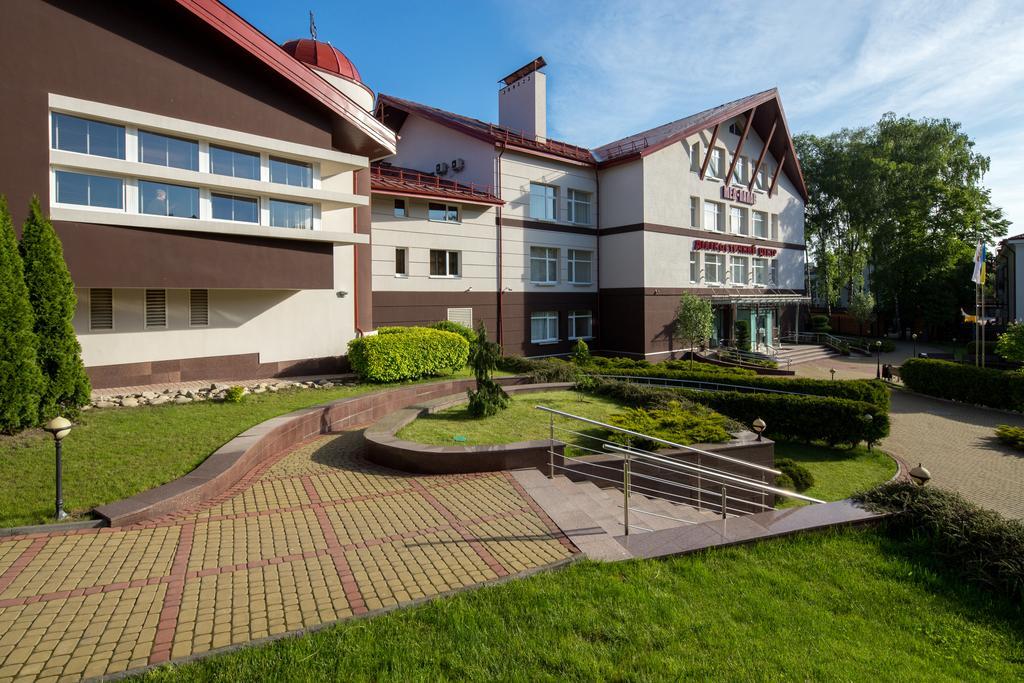 Mirotel Resort And Spa Truskavets Ngoại thất bức ảnh The main building of the university