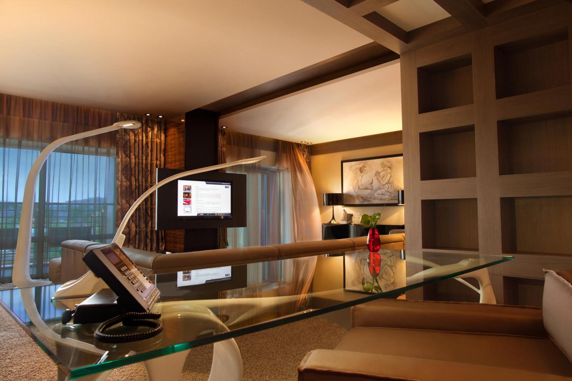 Mirotel Resort And Spa Truskavets Ngoại thất bức ảnh A curved monitor
