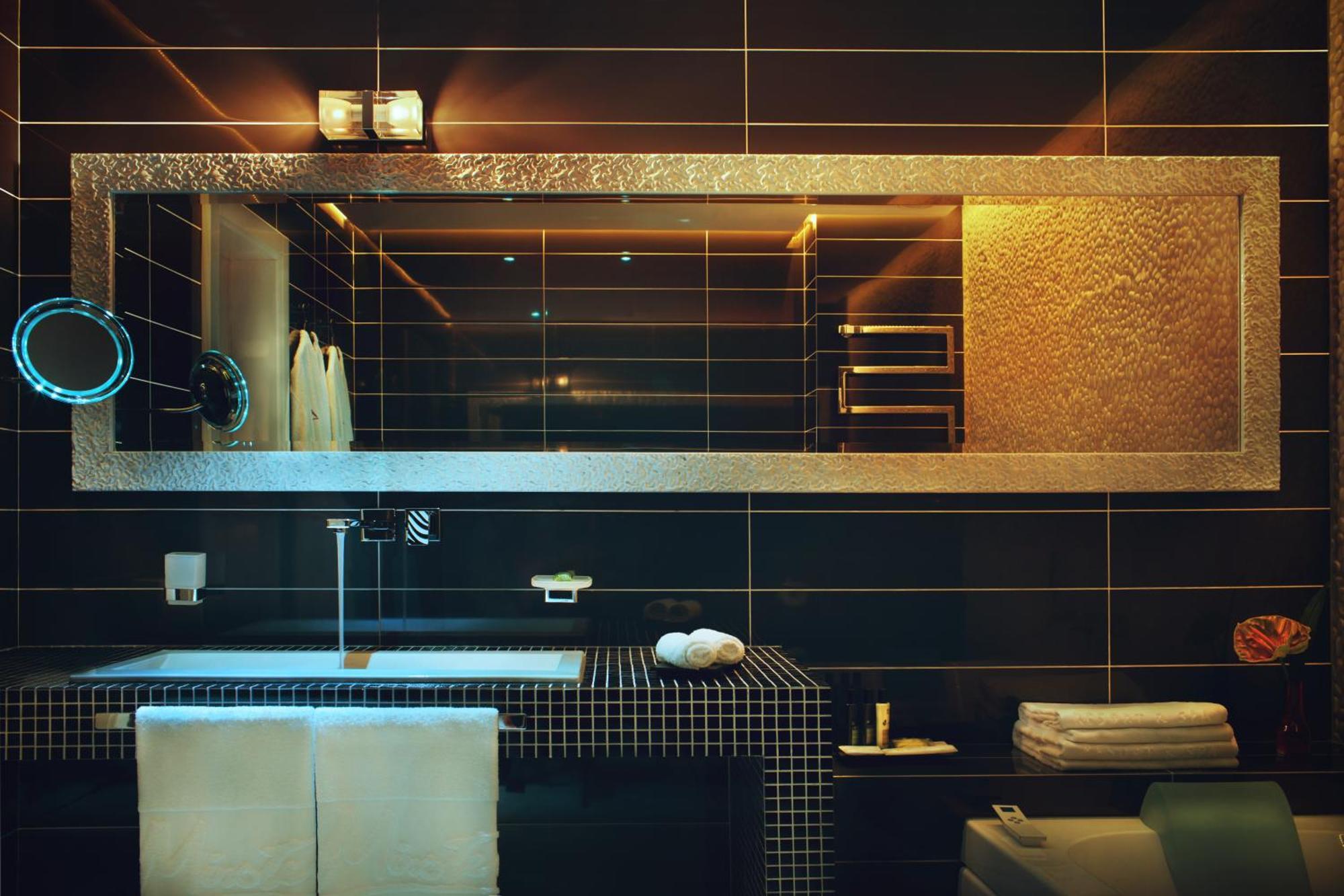 Mirotel Resort And Spa Truskavets Ngoại thất bức ảnh Bathroom tiles