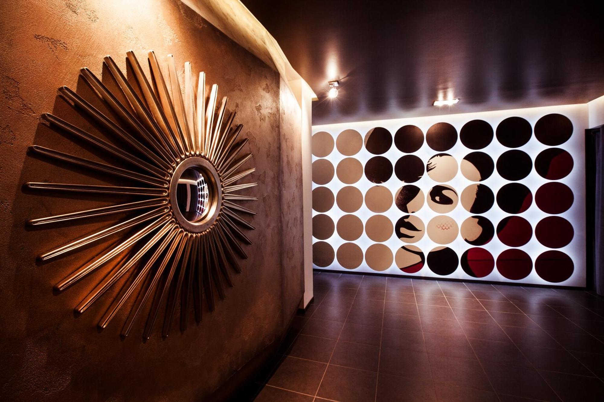 Mirotel Resort And Spa Truskavets Ngoại thất bức ảnh Interior of the nightclub