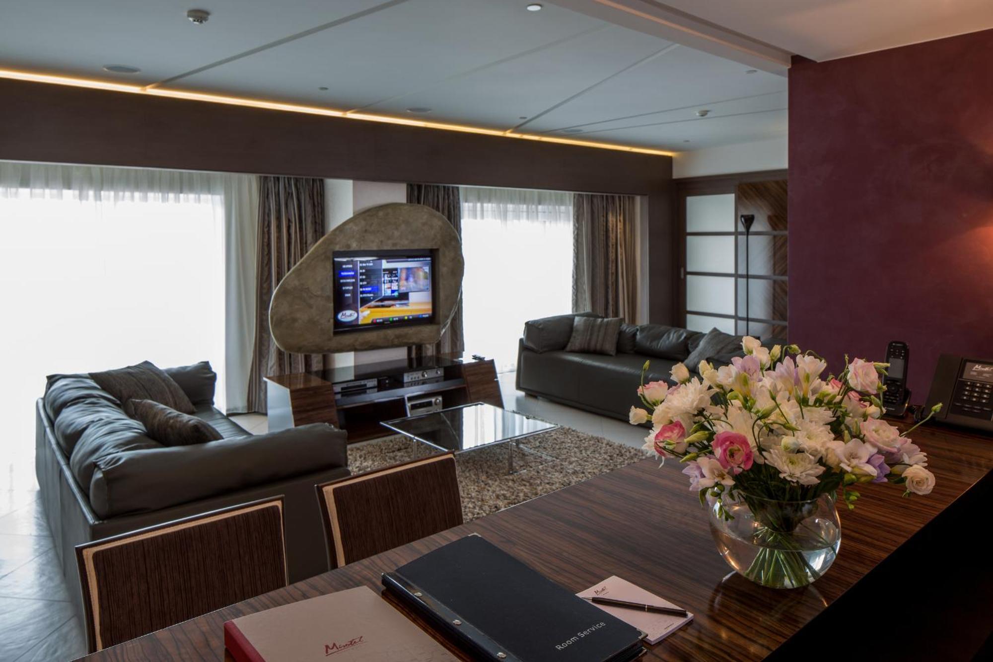 Mirotel Resort And Spa Truskavets Phòng bức ảnh A suite at the hotel