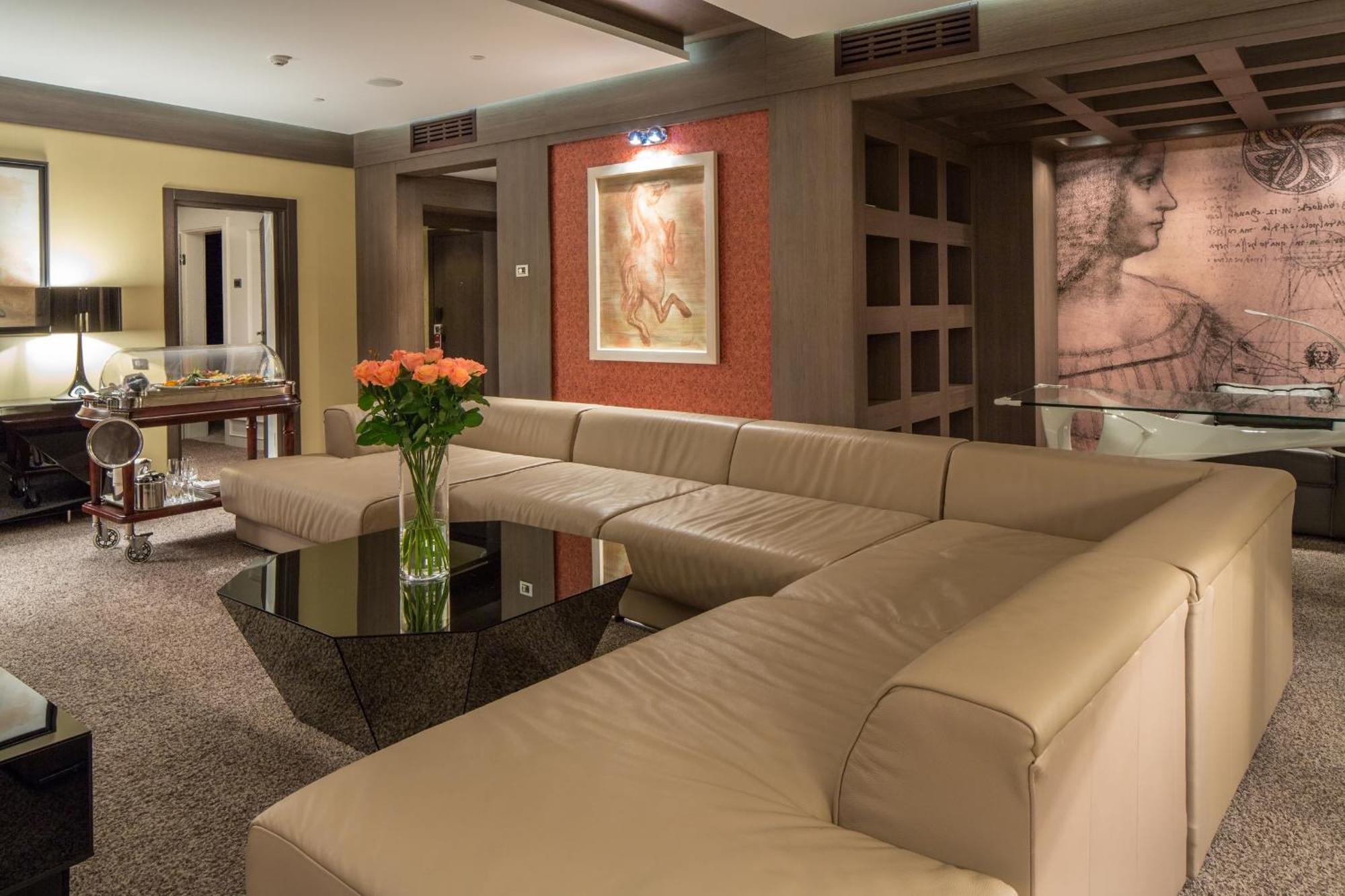 Mirotel Resort And Spa Truskavets Phòng bức ảnh The interior of a suite at the hotel