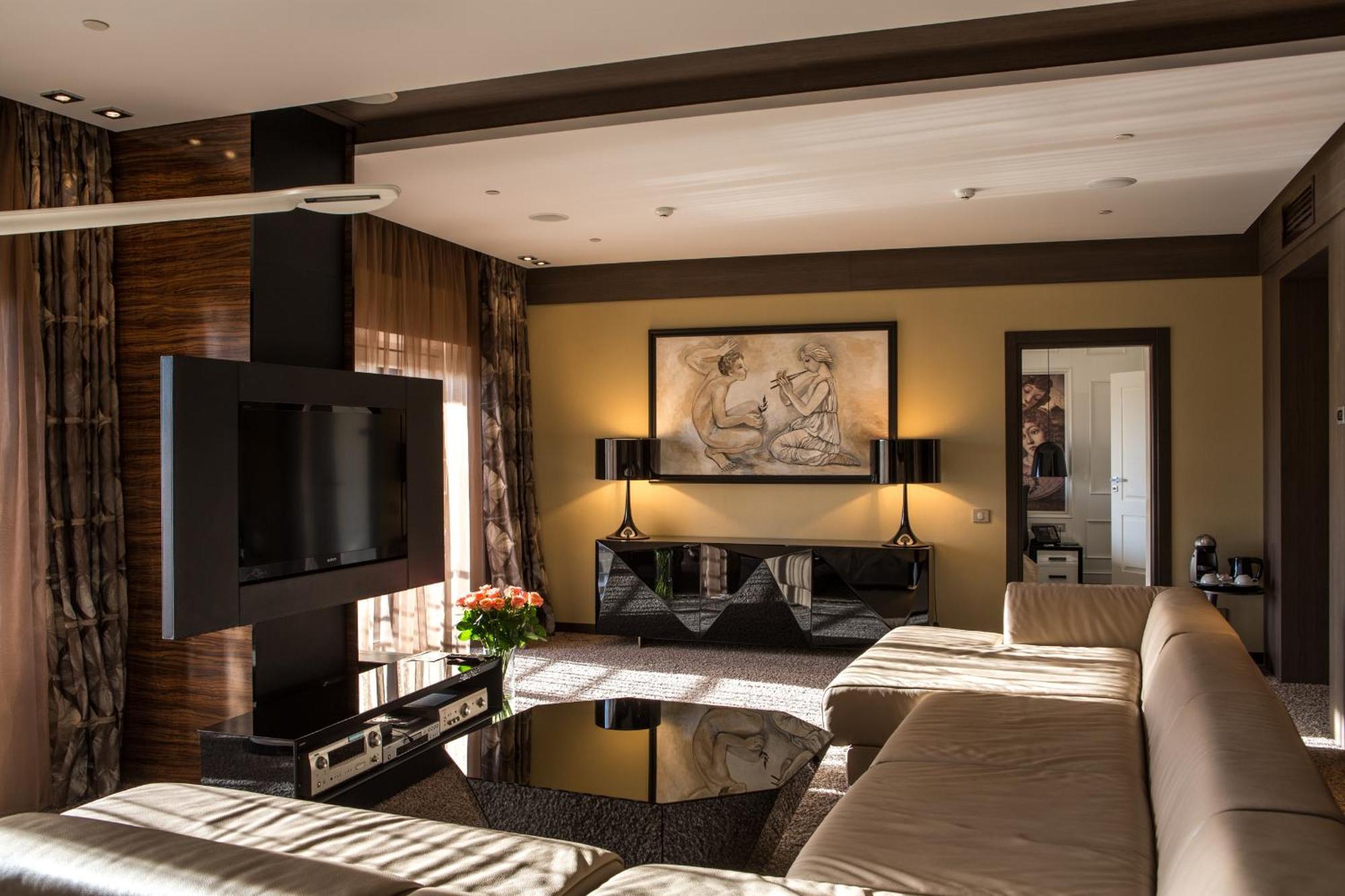 Mirotel Resort And Spa Truskavets Phòng bức ảnh Interior of a suite at the Mandarin Oriental, Munich