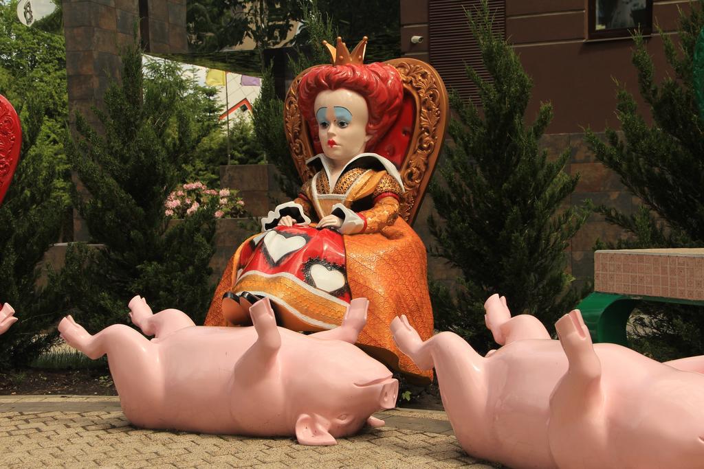 Mirotel Resort And Spa Truskavets Ngoại thất bức ảnh The Queen of Hearts and her two pigs