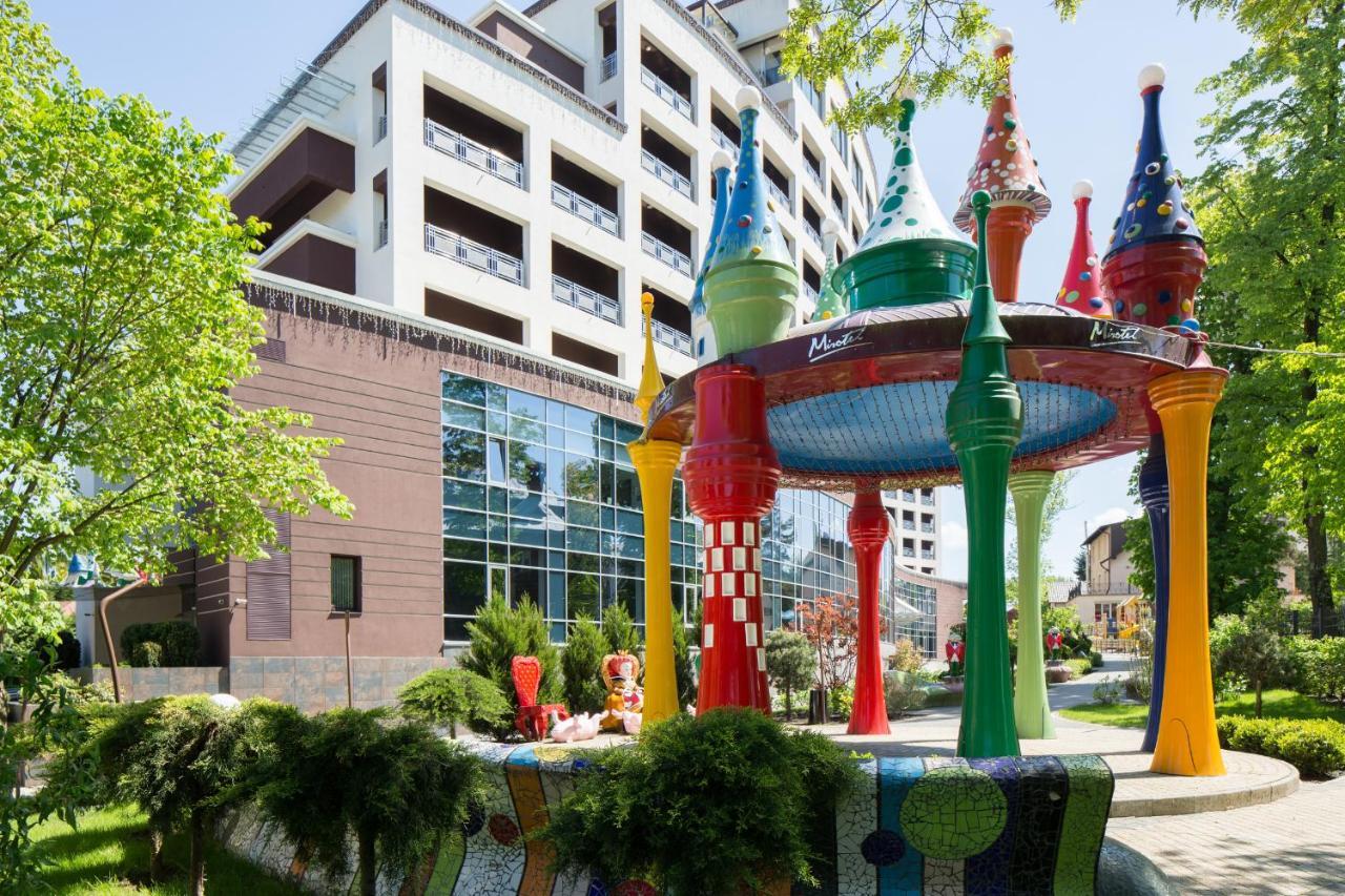 Mirotel Resort And Spa Truskavets Ngoại thất bức ảnh Fountain in the center of the town