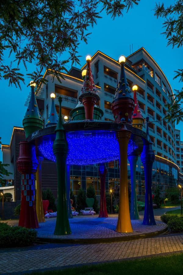 Mirotel Resort And Spa Truskavets Ngoại thất bức ảnh The fountain at night