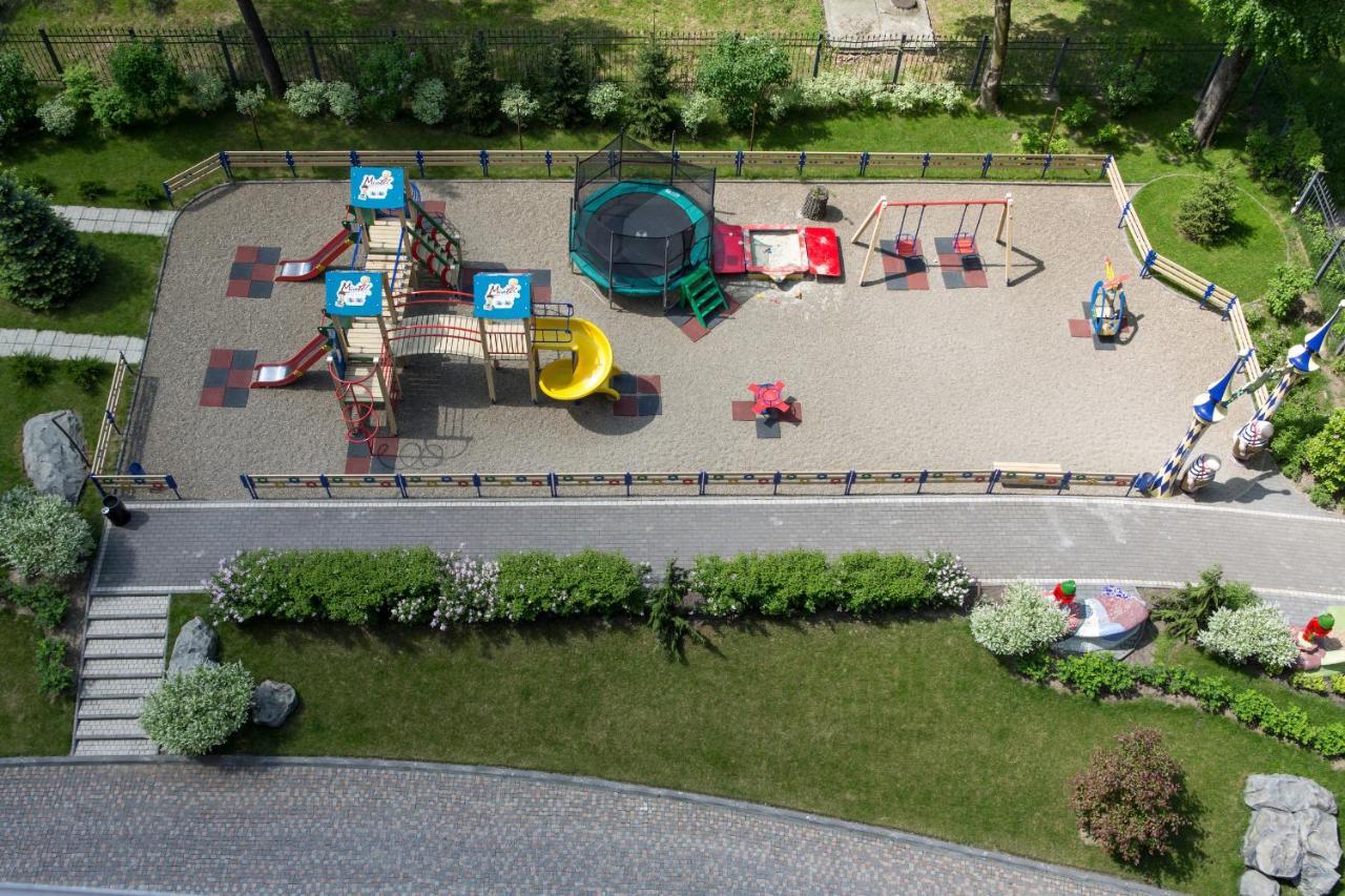 Mirotel Resort And Spa Truskavets Ngoại thất bức ảnh Playground in the park
