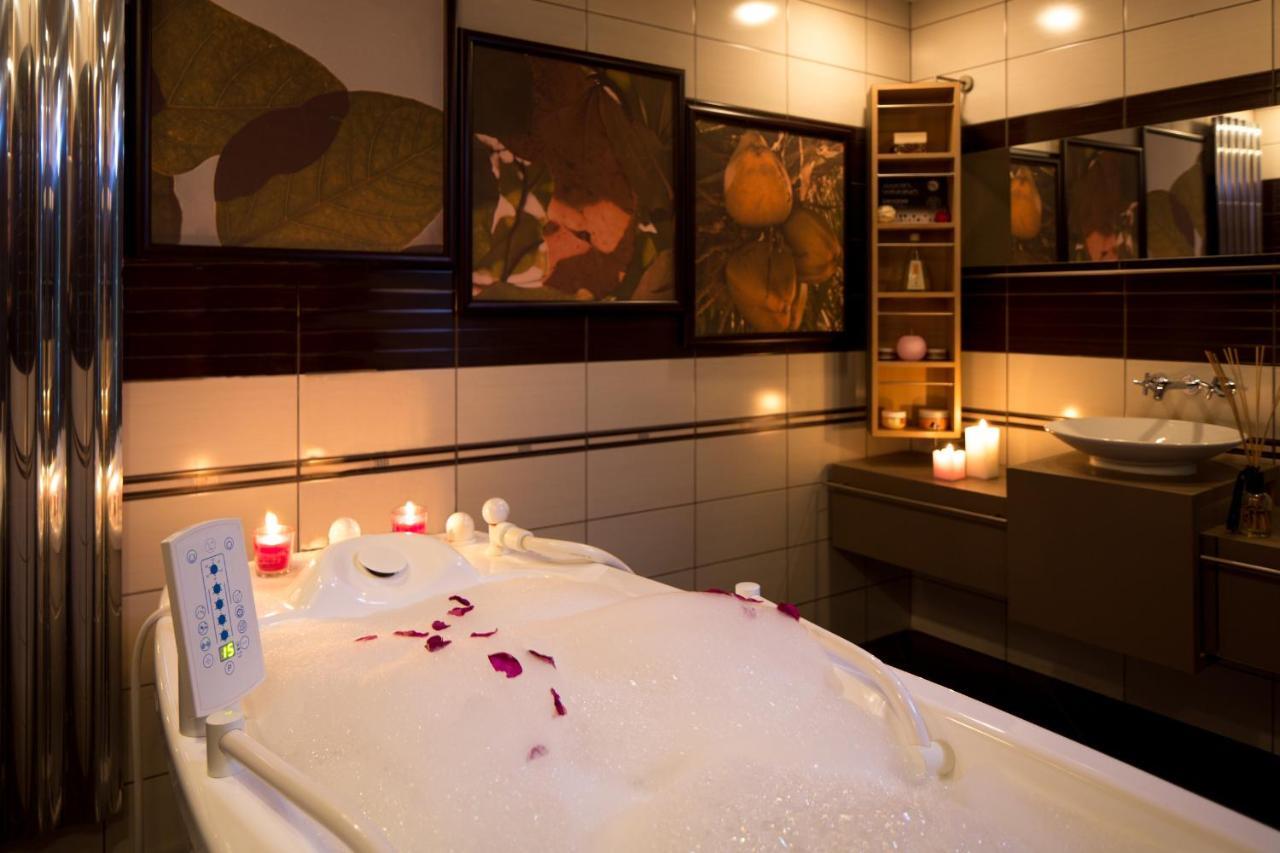 Mirotel Resort And Spa Truskavets Ngoại thất bức ảnh A modern bathroom